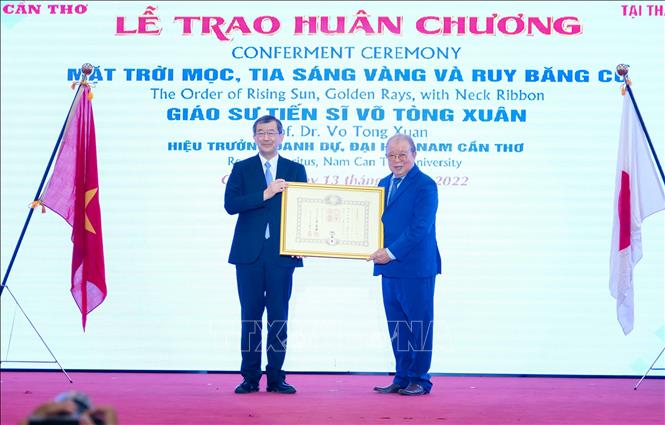 Japanese Government honours Vietnamese professor